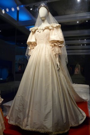 Princess DIana's wedding dress in exhibition at the the Putnam Museum & Science Center in in Davenport, Iowa |Source: The Putnam Museum & Science Center
