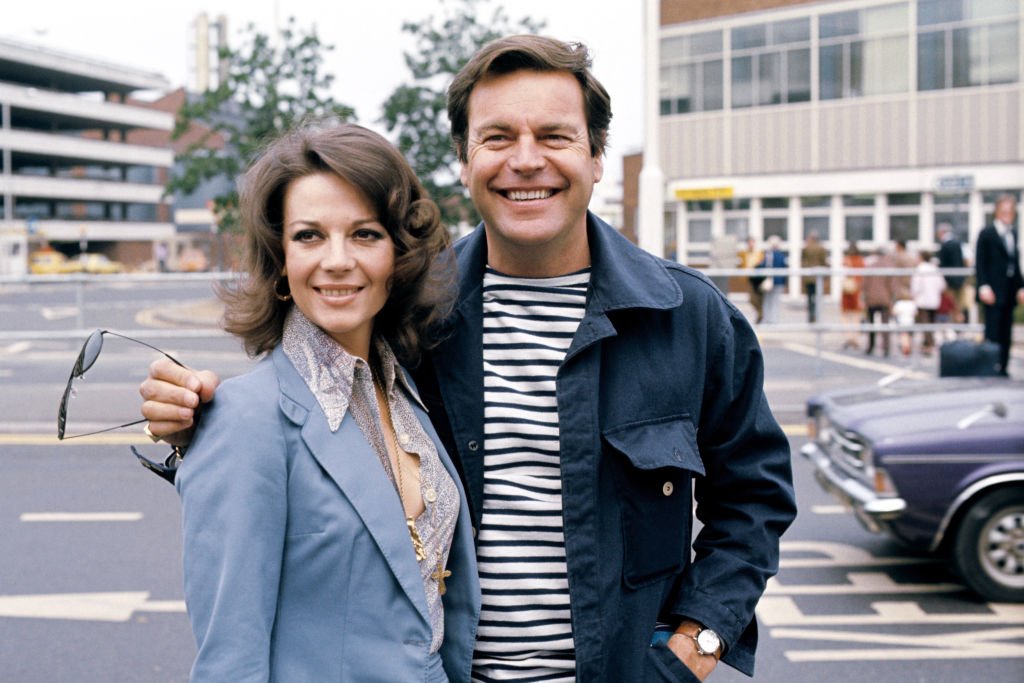 Robert Wagner and Natalie Wood at Heathrow Airport on May 28, 1976 | Photo: Getty Images