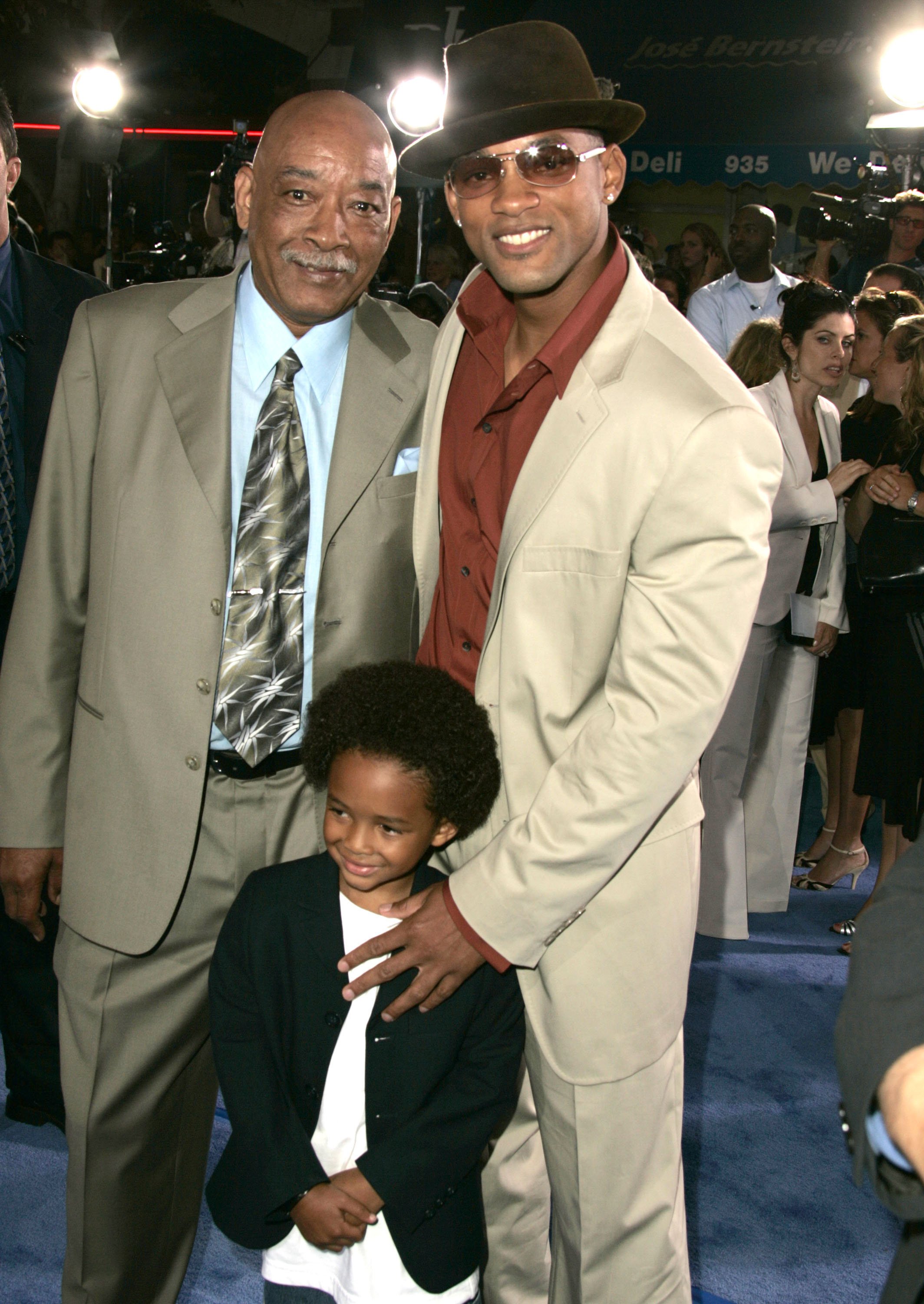 Will Smith, sein Vater und sein Sohn Jaden in Hollywood im Jahr 2004. | Quelle: Getty Images