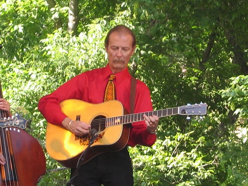 Tony Rice appearing at the Rocky Grass music festival in Lyons, Colorado on July 30, 2005 | Photo: Jordan Klein from San Francisco, CC BY-SA 2.0, Wikimedia Commons