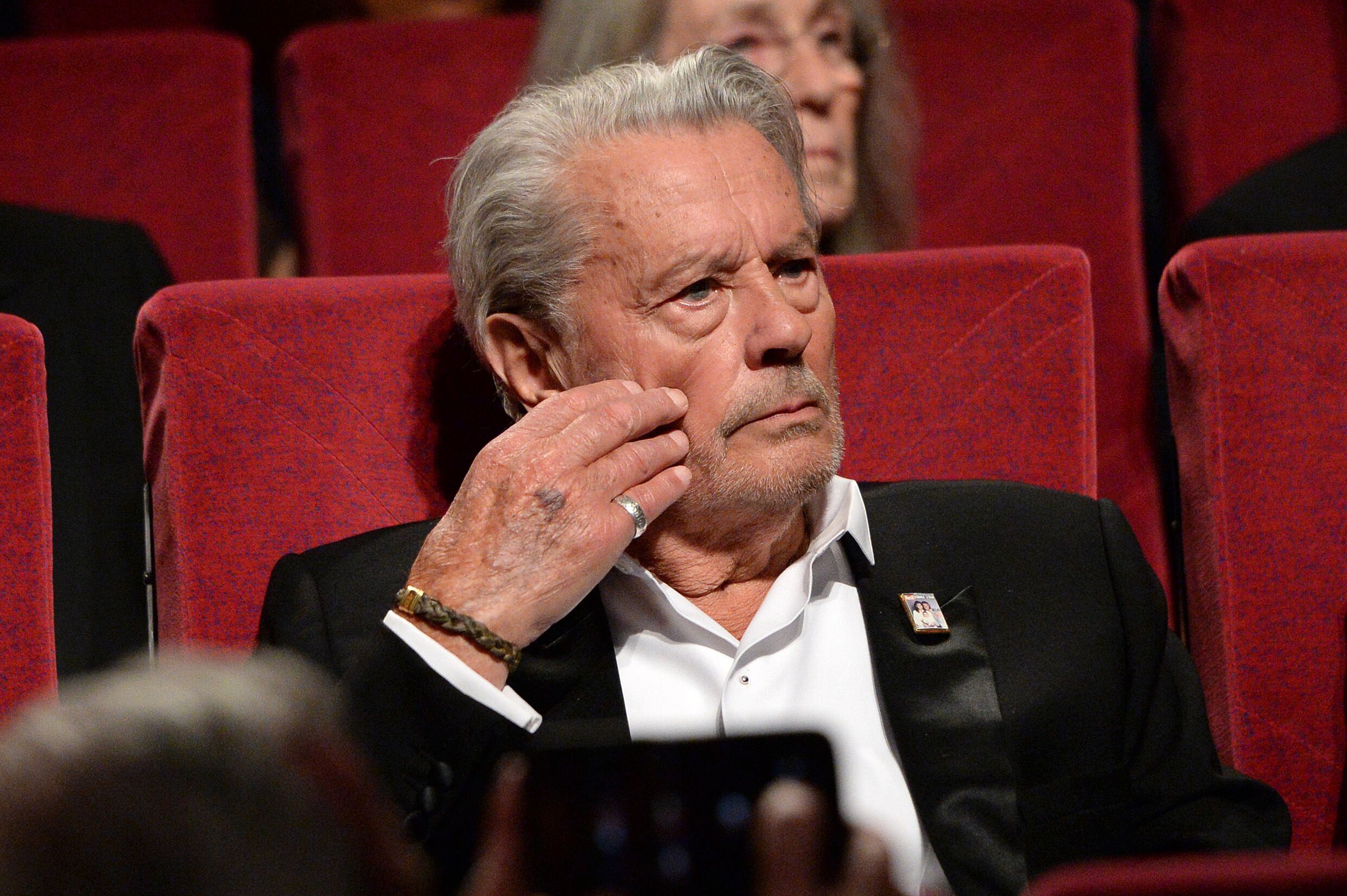 Alain Delon assiste à la Cérémonie de la Palme d'Honneur lors du 72e Festival de Cannes à Cannes, France. | Photo : Getty Images
