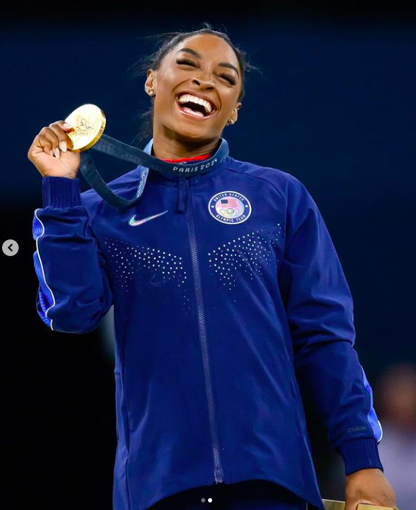 Simone Biles posing with one of her gold medals that she won at the Paris Olympics, posted on August 4, 2024 | Source: Instagram/simonebiles