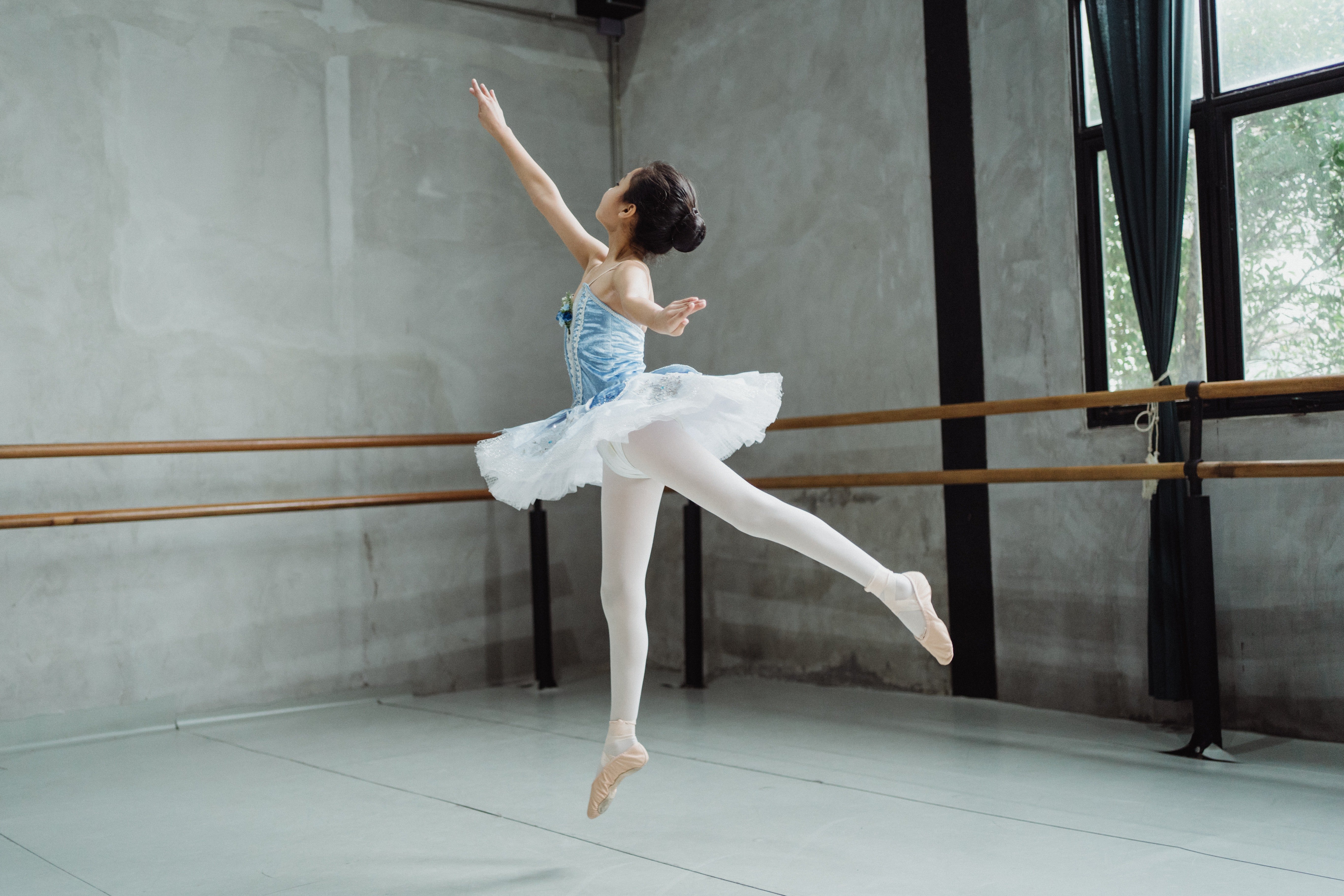 Niña practicando ballet. | Foto: Pexels