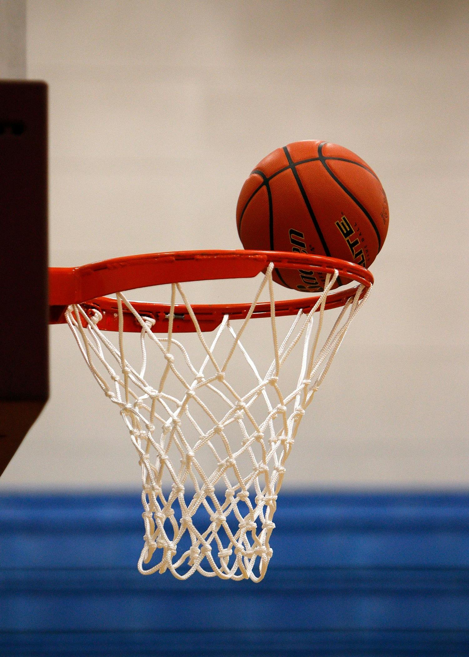 A basketball going into a hoop | Source: Pexels