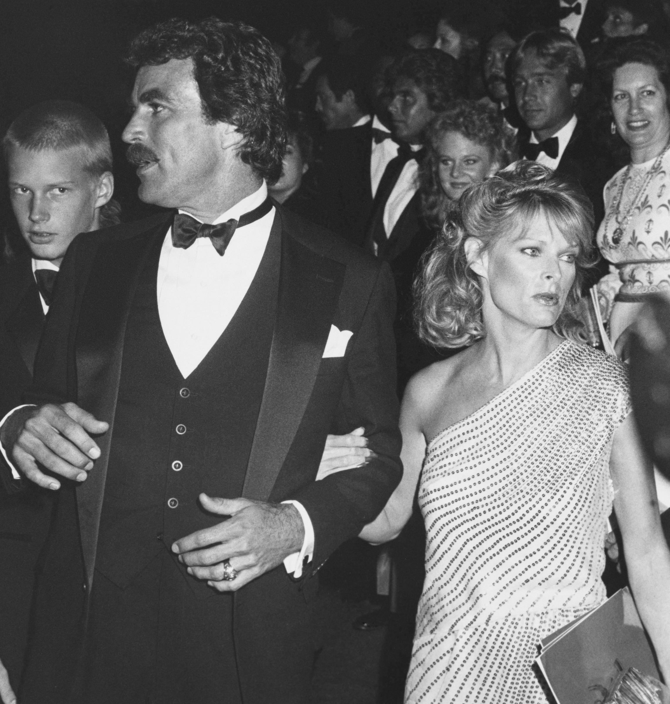 Kevin Shepard, Tom Selleck, and Jacqueline Ray on September 19, 1982, in Pasadena, California | Source: Getty Images