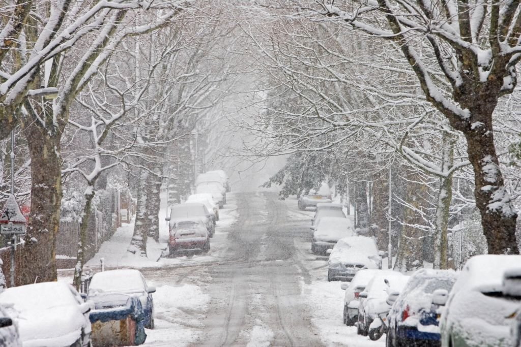 Cars parked in a snow-covered Hampstead street, North London, England, United Kingdom | Photo: Getty Images