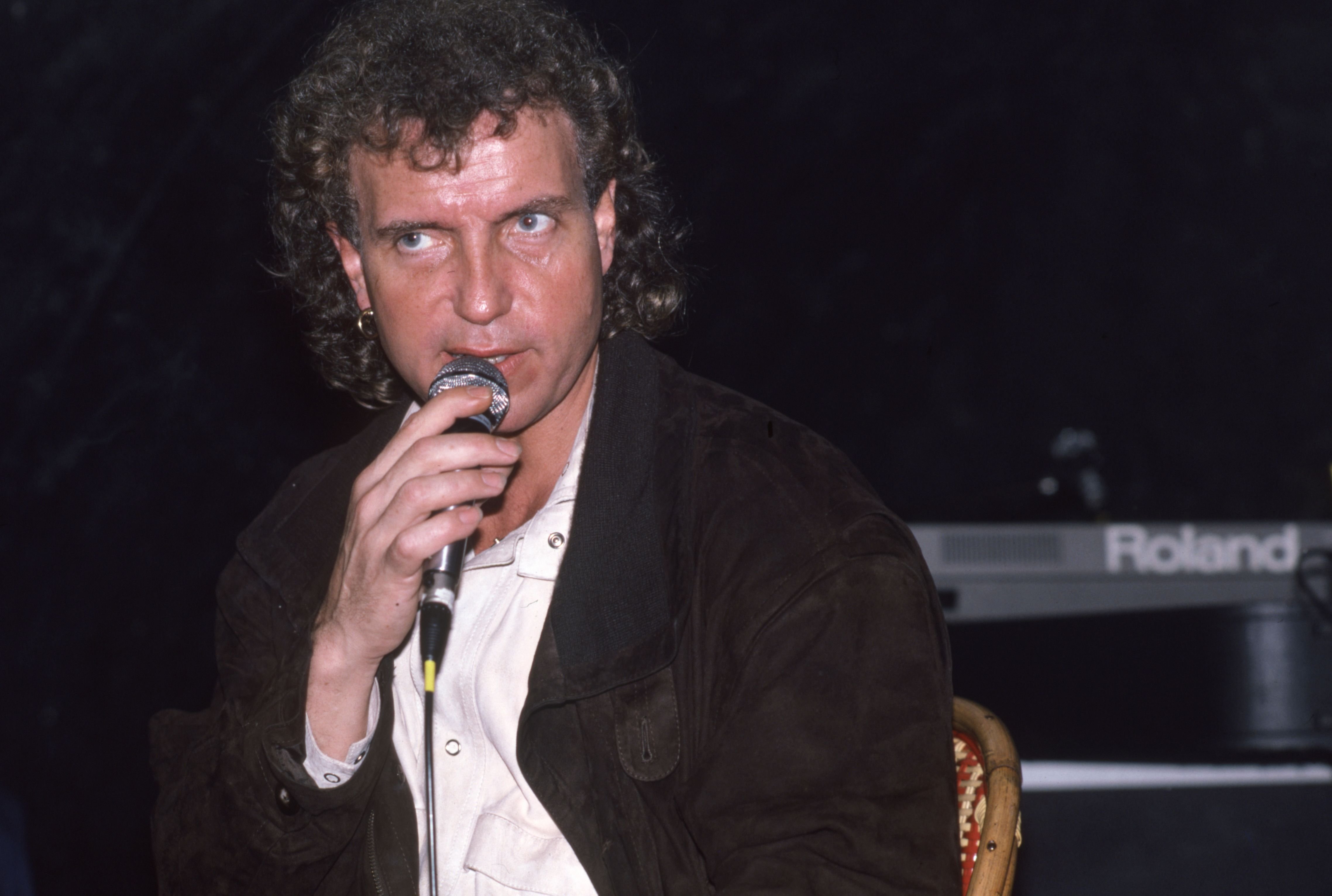 Le chanteur français Bernard Lavilliers sur scène, au Printemps de Bourges, dans le Cher, France. | Photo : Getty Images