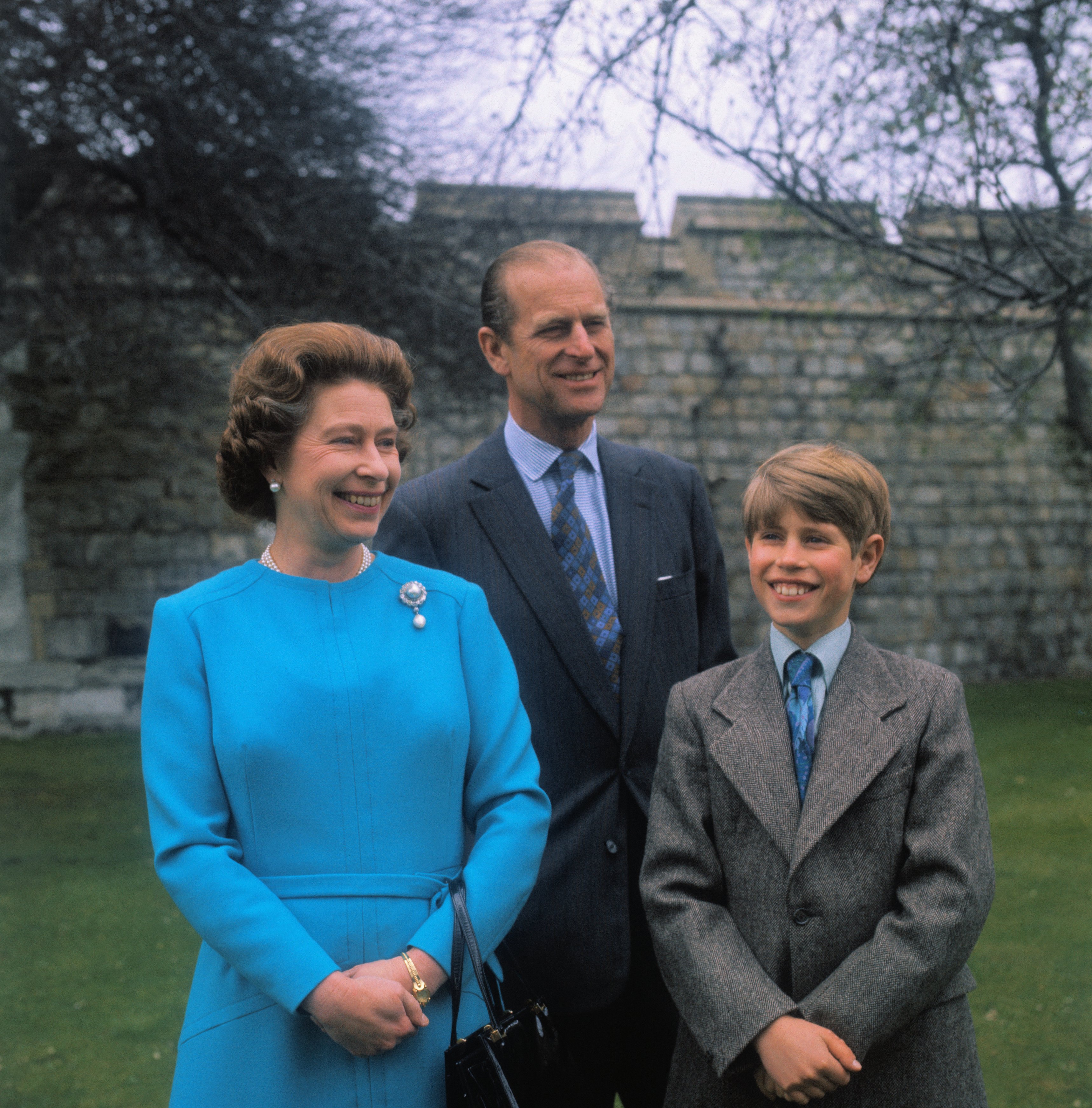 Königin Elizabeth, Prinz Philip und ihr Sohn Prinz Edward im Jahr 1976. | Quelle: Getty Images