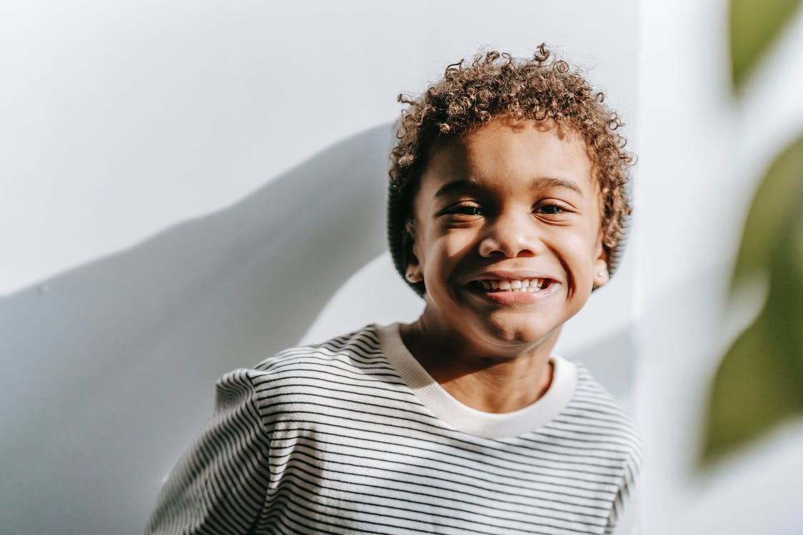 Niño con una sonrisa en el rostro. | Foto: Pexels