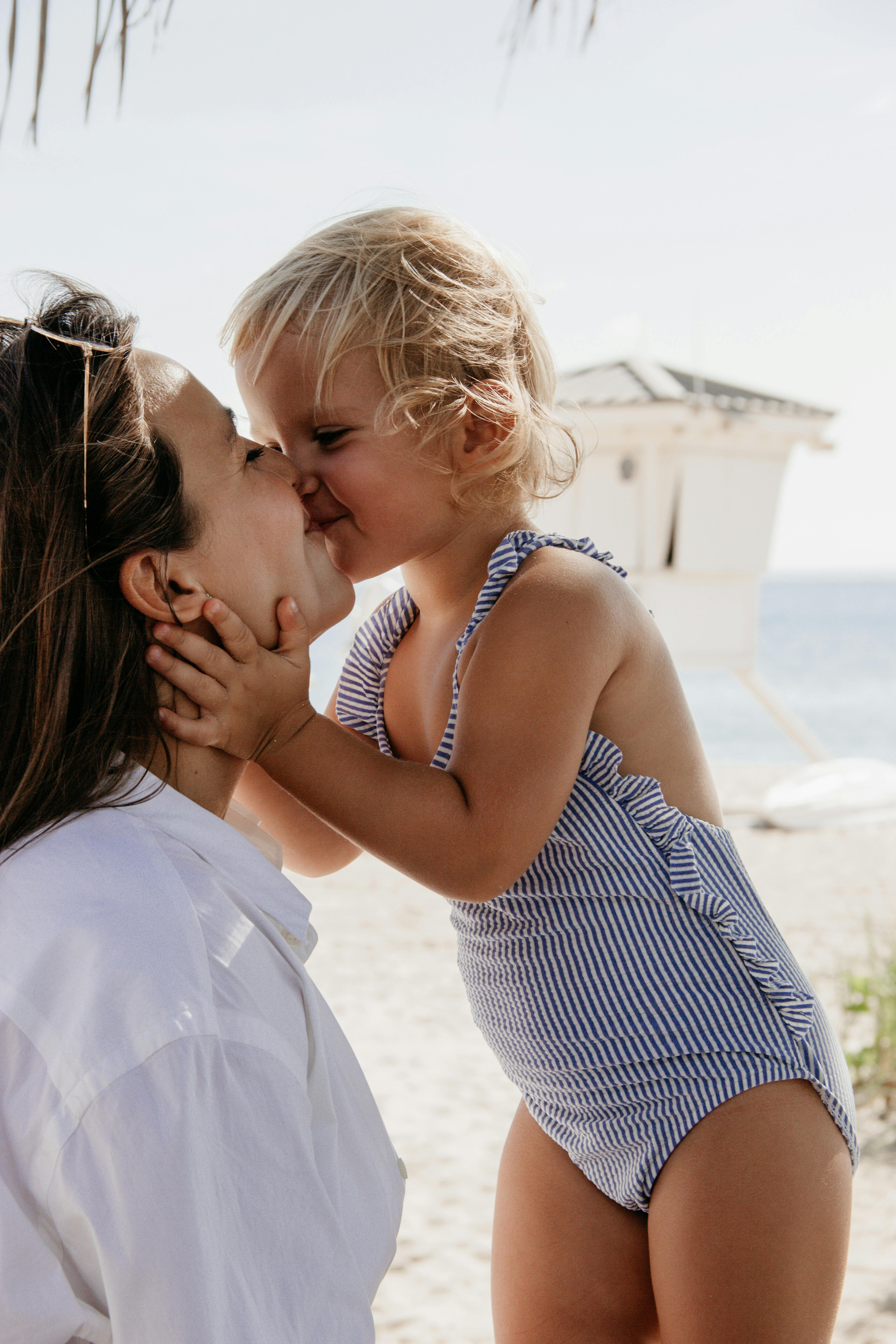 A dark-haired mom and her blonde child | Source: Pexels