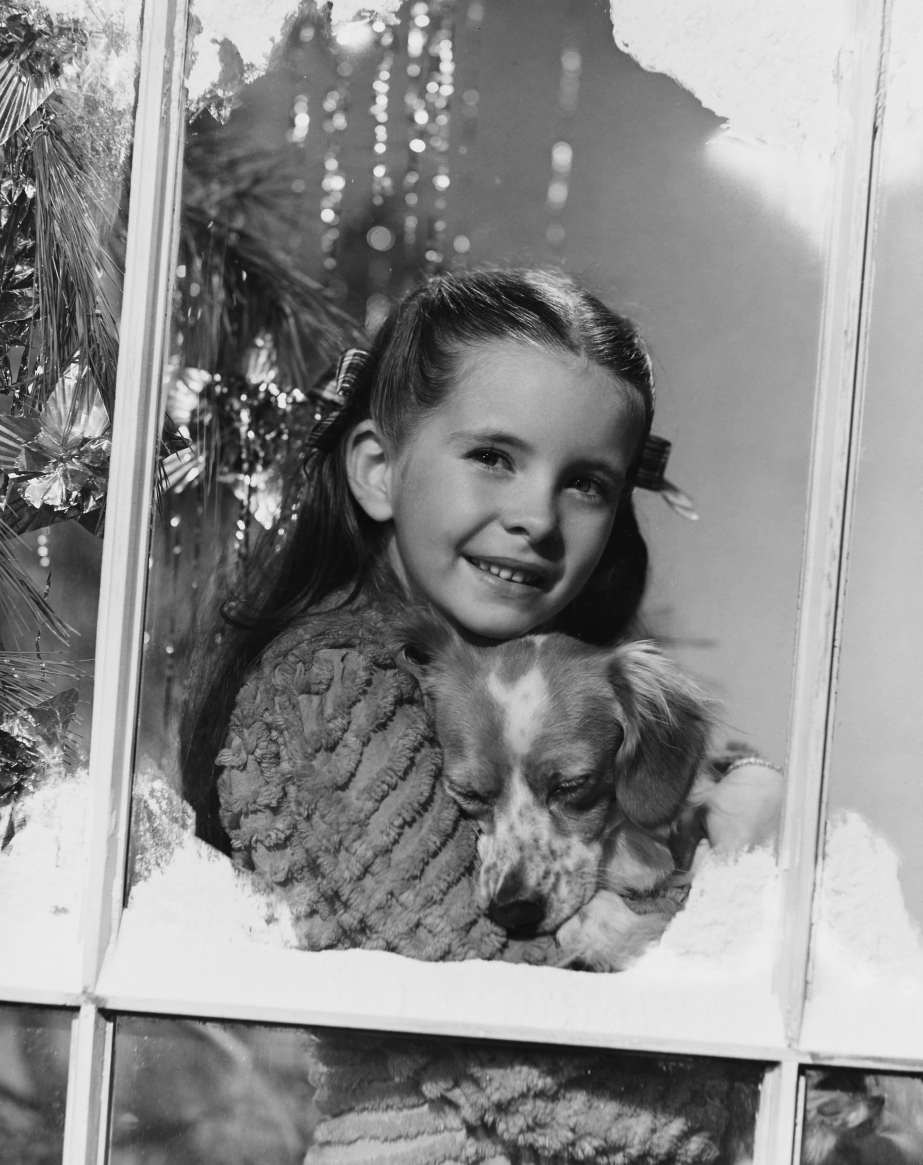 The child star holding a puppy given to her for Christmas in 1942. | Source: Getty Images