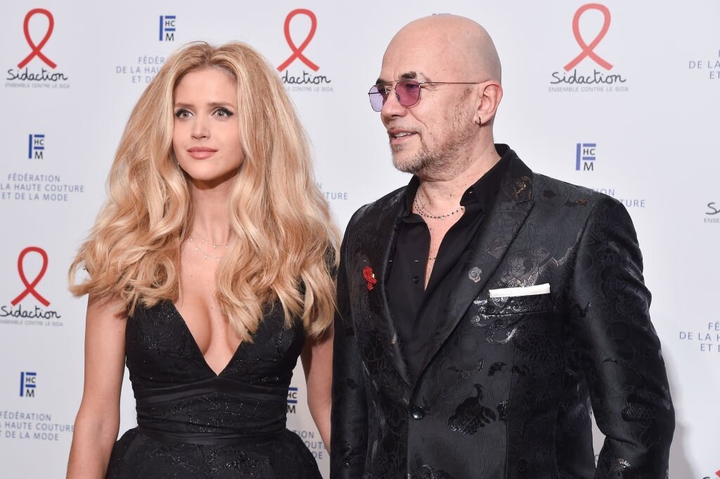 PARIS, FRANCE - 23 JANVIER : Julie Hantson et Pascal Obispo participent au dîner de gala du Sidaction 2020 au Pavillon Cambon le 23 janvier 2020 à Paris, France. | Photo : Getty Images PARIS, FRANCE - 23 JANVIER : Julie Hantson et Pascal Obispo participent au dîner de gala du Sidaction 2020 au Pavillon Cambon le 23 janvier 2020 à Paris, France. | Photo : Getty Images