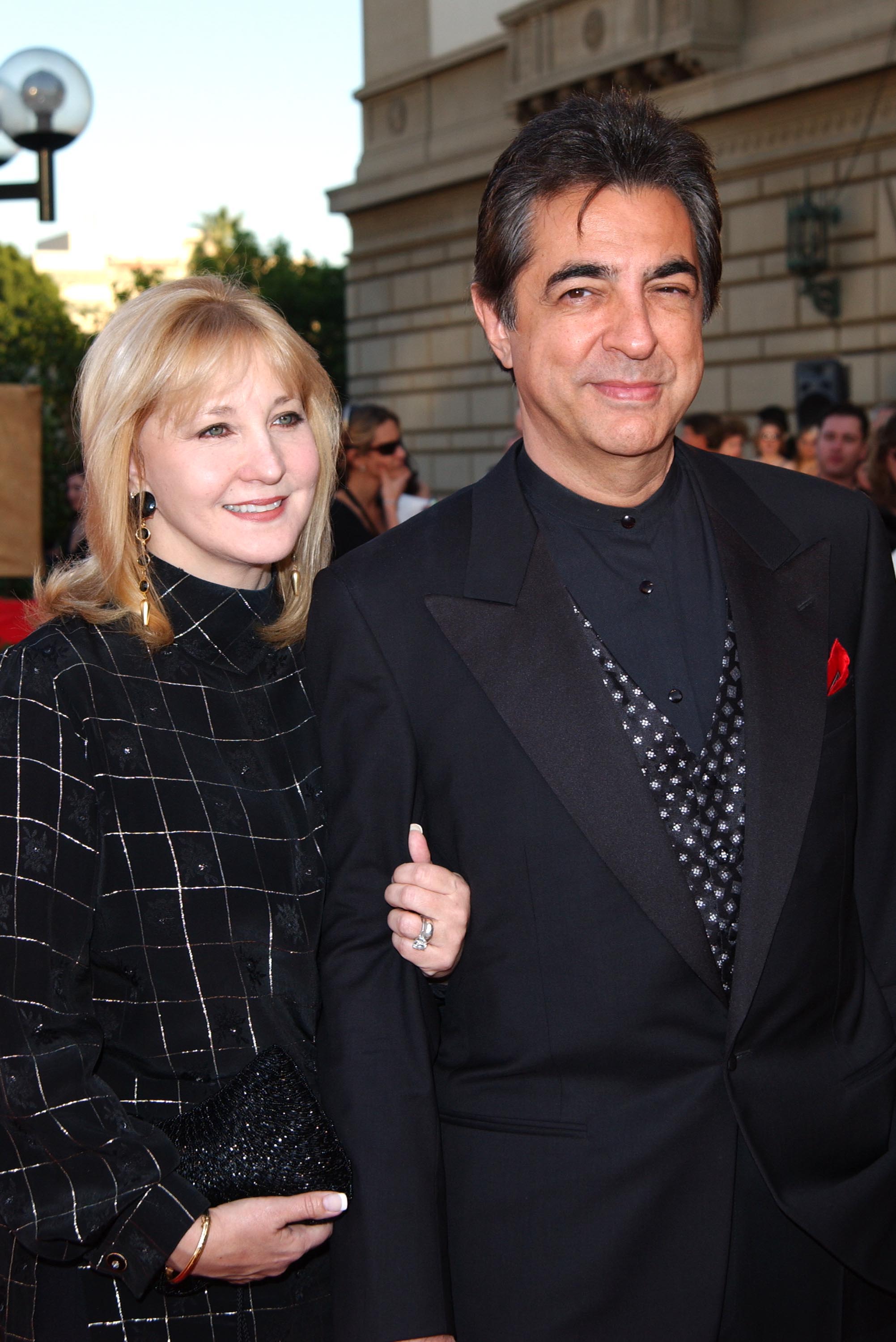 Arlene Vhrel and Joe Mantegna at the 30th Annual People's Choice Awards in Pasadena, California in 2004 | Source: Getty Images