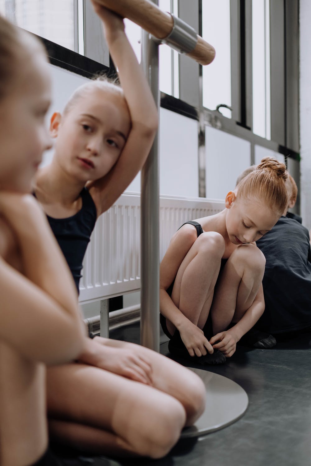 Grupo de niñas practicando ballet. | Foto: Pexels