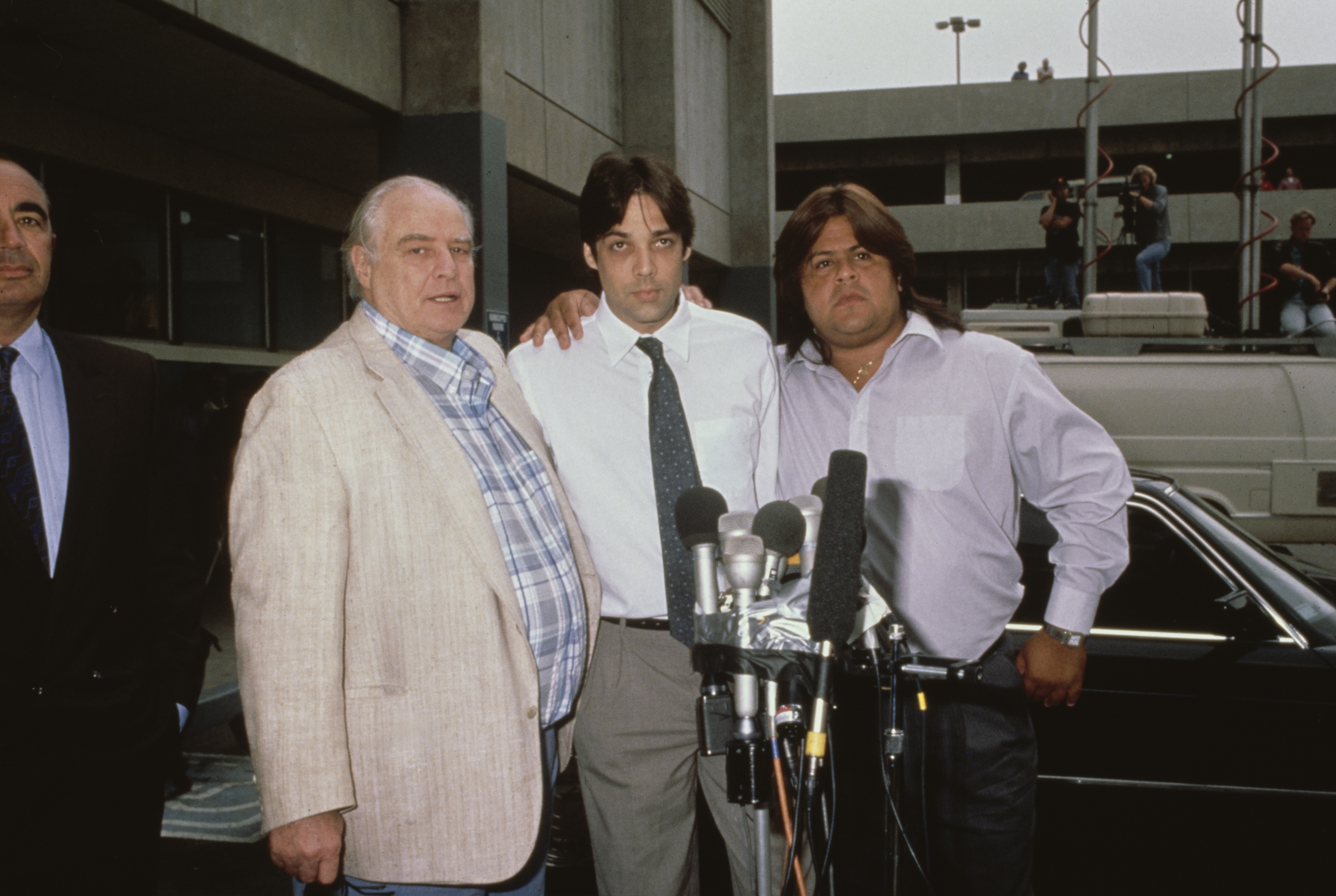 Marlon Brando and his sons Christian Brando and Miko Brando at a press conference at the Los Angeles County Jail in Los Angeles, California on August 15, 1990 | Source: Getty Images