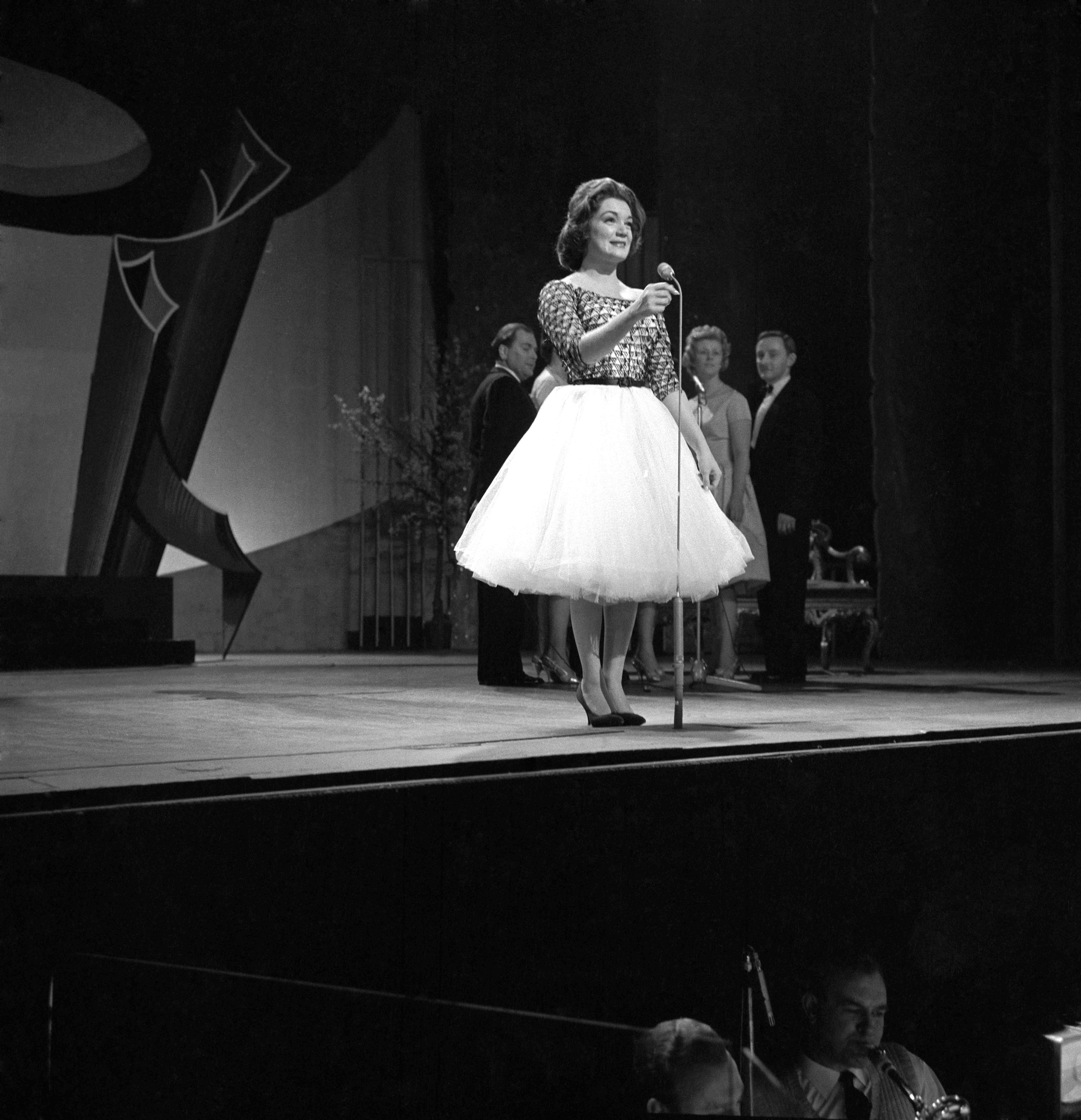 Connie Francis performing on stage, 1959 | Photo: Getty Images 