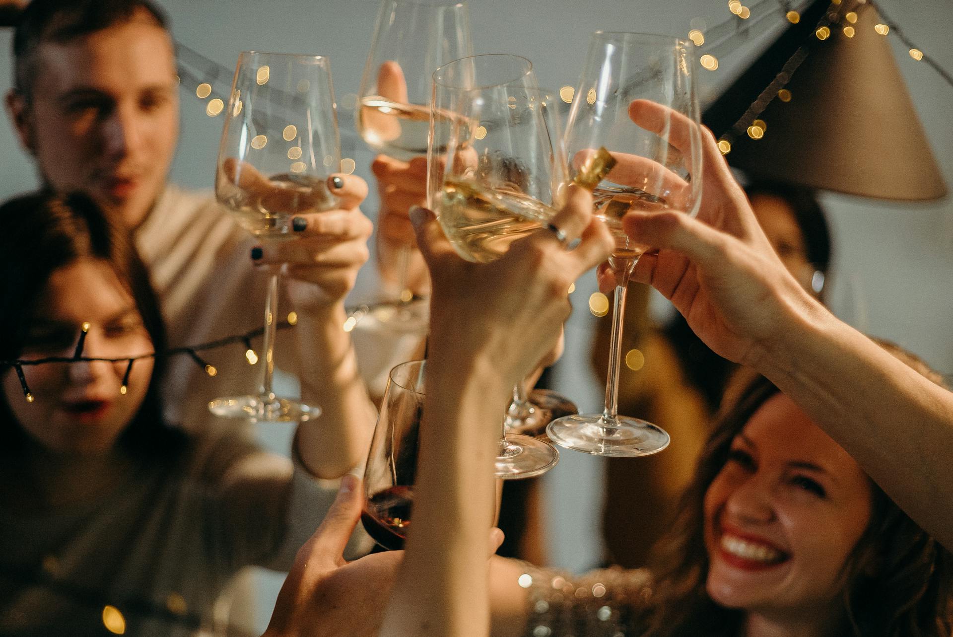 Friends raising their glasses in a toast | Source: Pexels