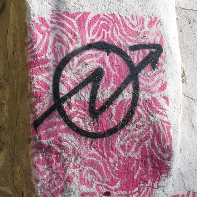 Graffiti con el símbolo de los "okupas". | Imagen: Wikimedia Commons