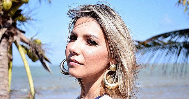 Kamylla Wanessa Cordeiro de Melo smiles for a close up photo by the beach. | Source: Instagram.com/kamyllaa.melo
