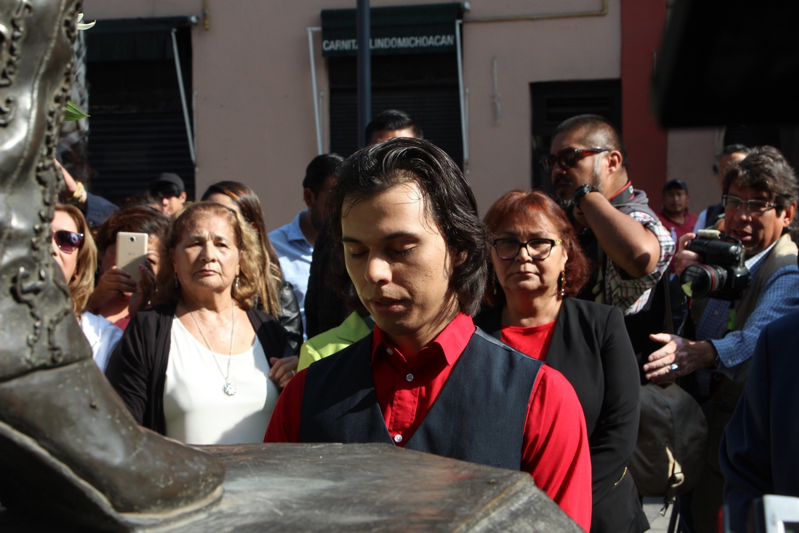 Joao Aguilera, hijo de Juan Gabriel, visita la estatua de su padre en la Plaza Garibaldi en agosto de 2017 en Ciudad de México. | Fuente: Getty Images Joao Aguilera, hijo de Juan Gabriel, visita la estatua de su padre en la Plaza Garibaldi en agosto de 2017 en Ciudad de México. | Fuente: Getty Images