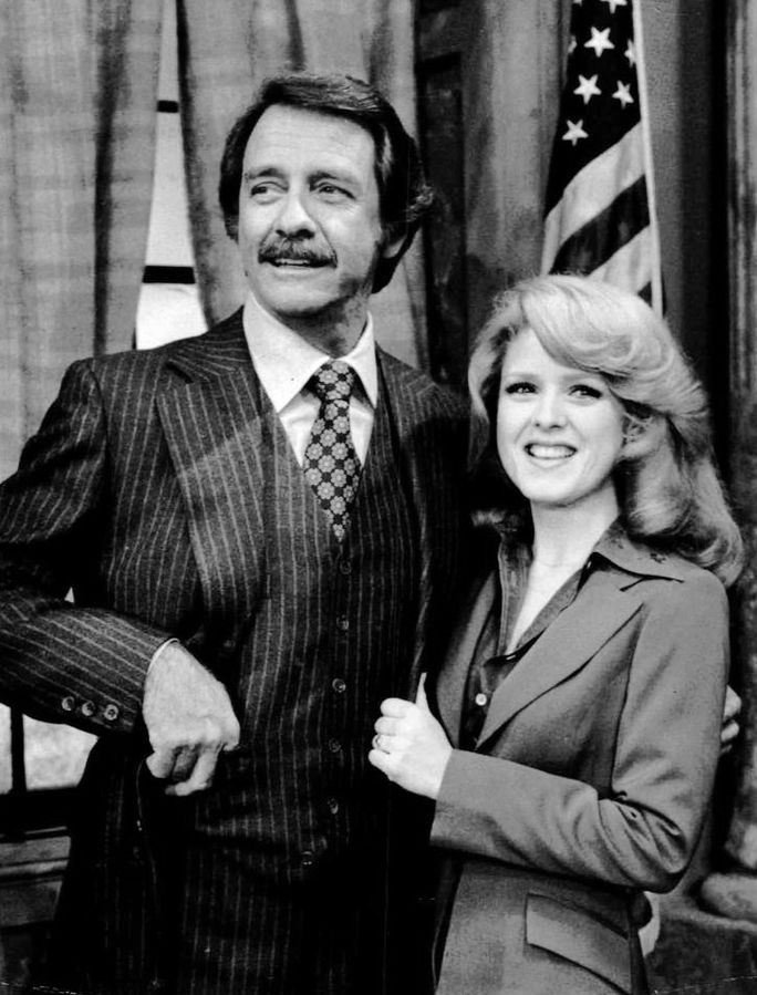 Richard Crenna and Bernadette Peters from the television program "All's Fair" in 1977 | Photo: Wikimedia Commons