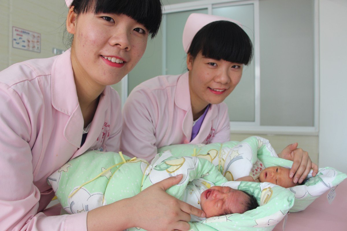 Gemelas recién nacidas con sus enfermeras.| Imagen: PxHere