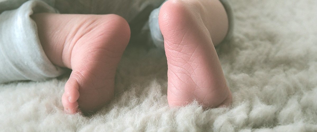 Primer plano de los pies de un bebé recién nacido. | Foto: Pixabay
