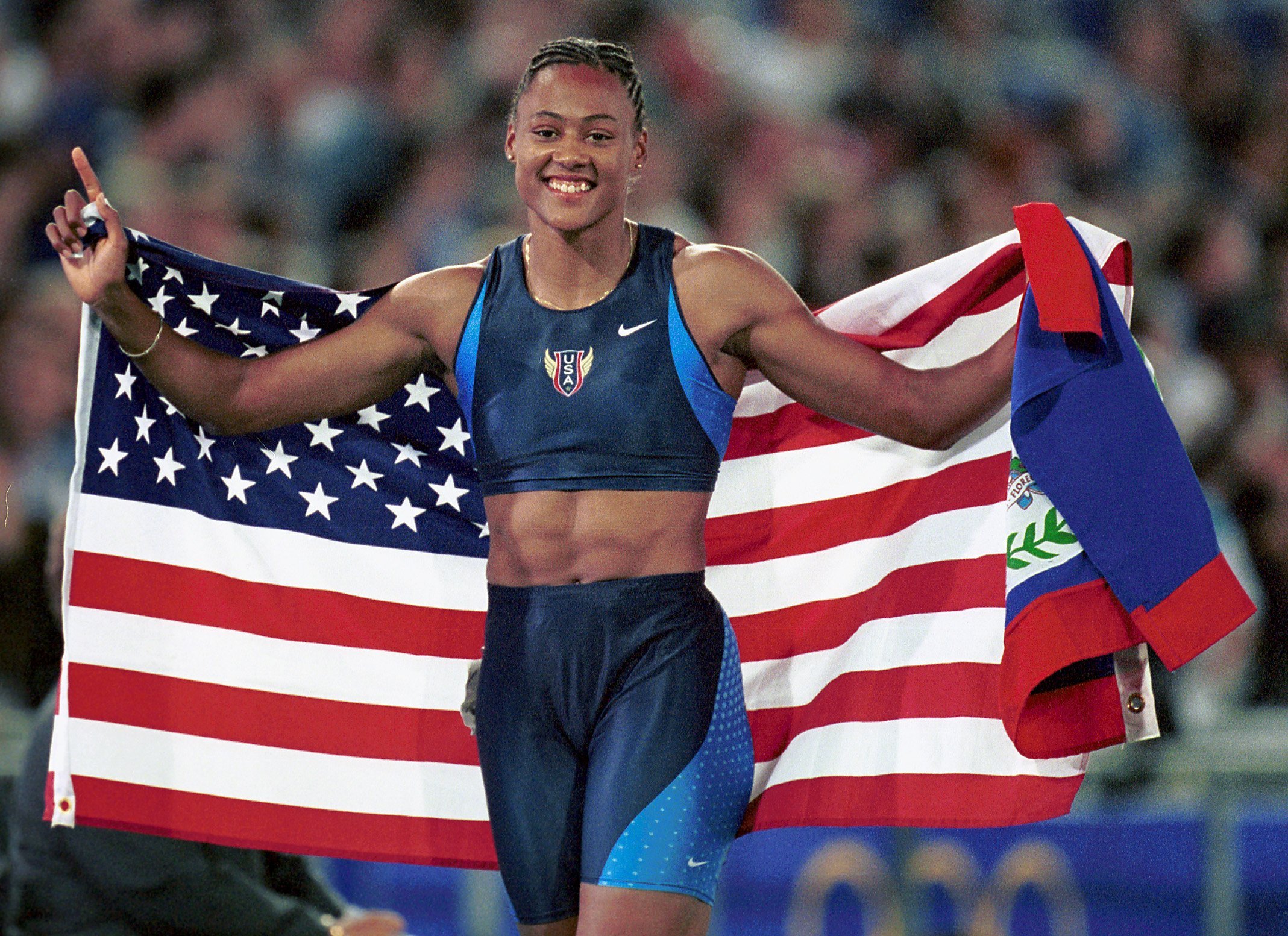 Marion Jones de los EE. UU. Después de ganar la medalla de oro para mujeres 200M en los Juegos Olímpicos de 2000, septiembre de 2000. | Foto: GettyImages