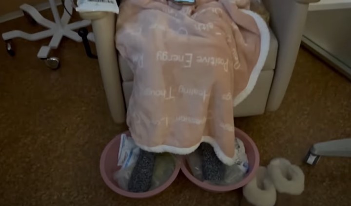 Isabella's feet in ice buckets as she returned to hospital amid her second round of chemotherapy | Source: YouTube/Isabella Strahan
