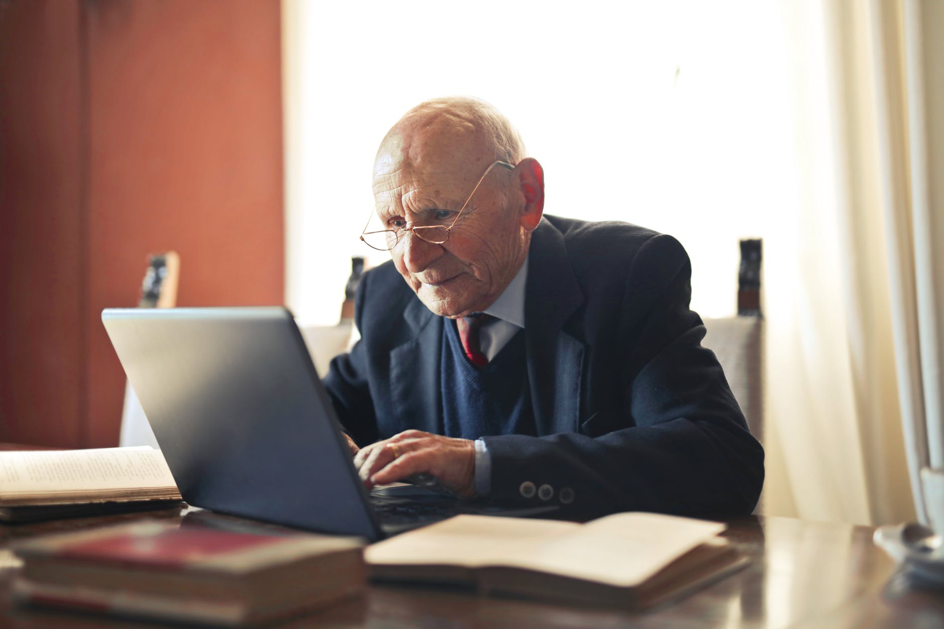 Hombre mayor usando computadora. | Foto: Pexels