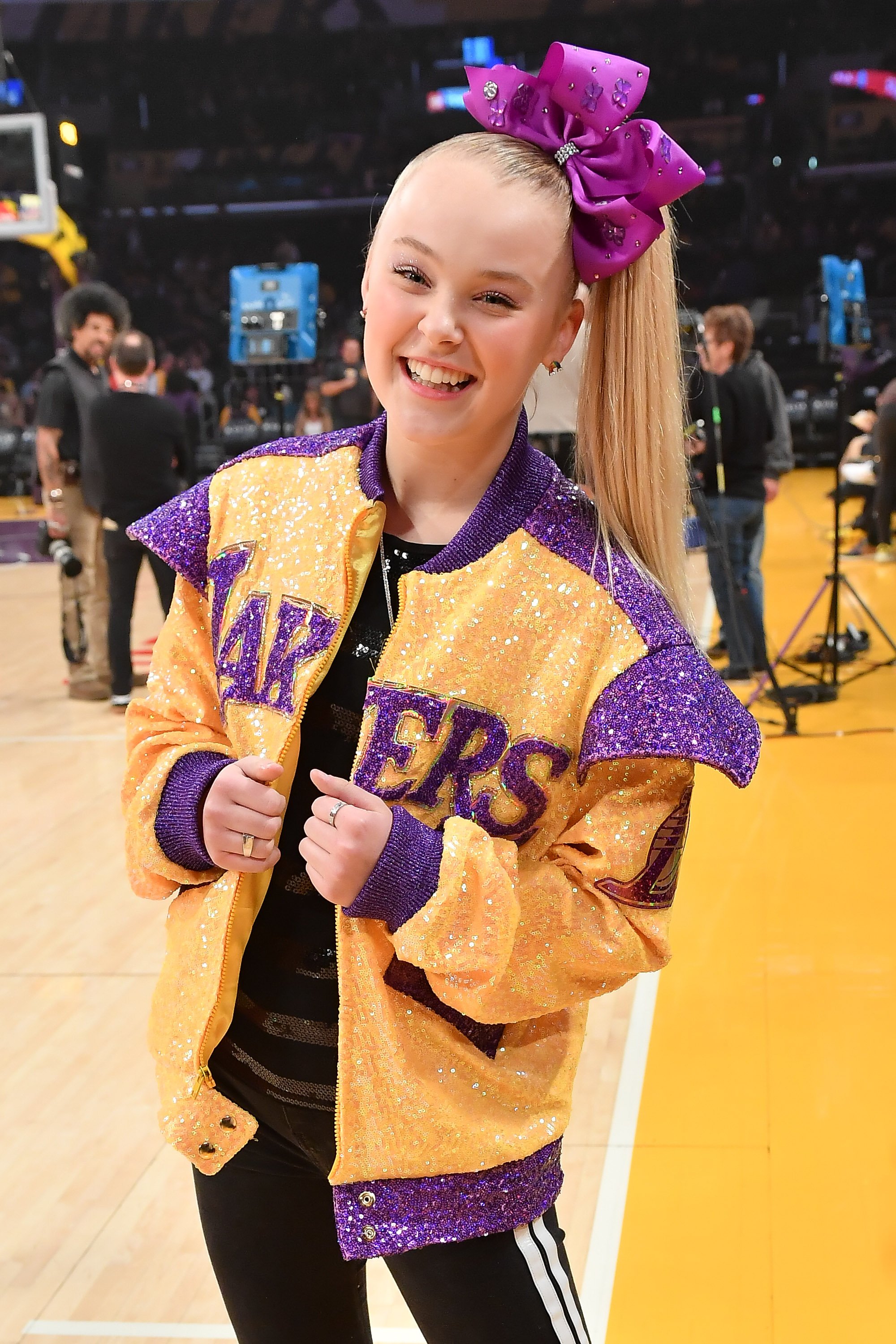 JoJo Siwa attends a basketball game between the Los Angeles Lakers and Phoenix Suns at Staples Center on February 10, 2020 in Los Angeles, California | Photo: Getty Images