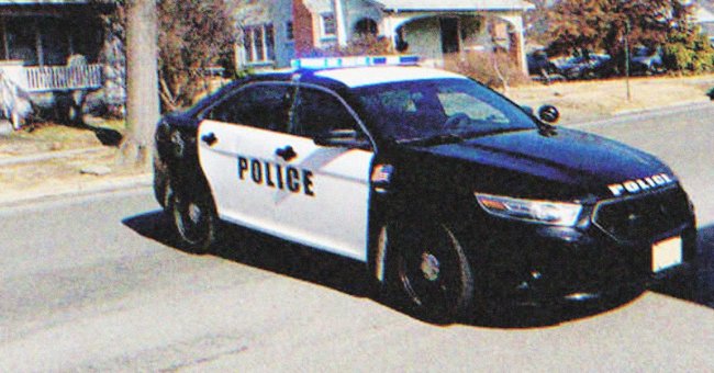 A police car in front of a house | Source: Shutterstock