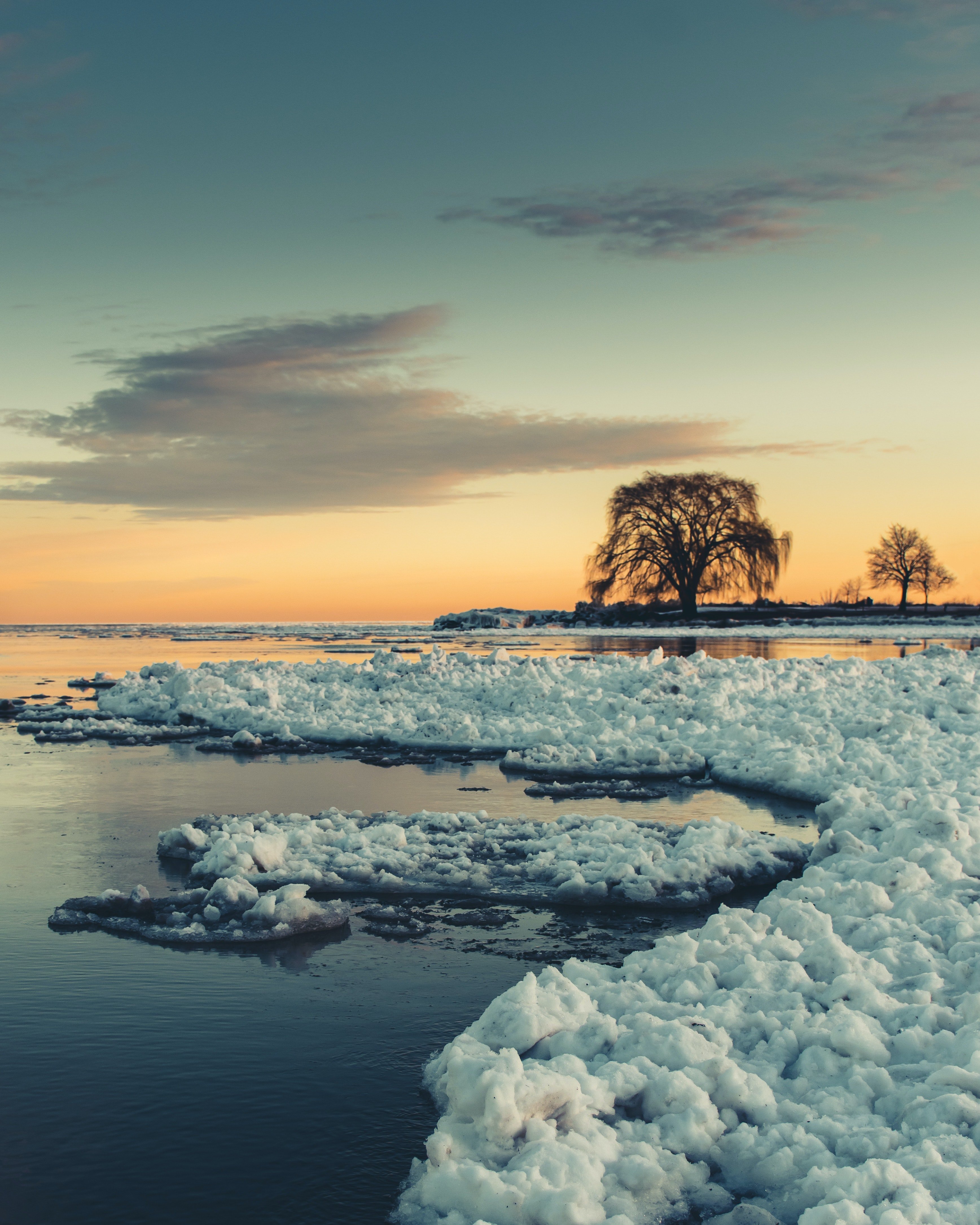 A sunset picture of a frozen pond | Photo: Pexels