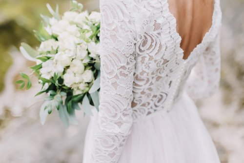 Braut im Brautkleid mit Strauß | Quelle: Shutterstock