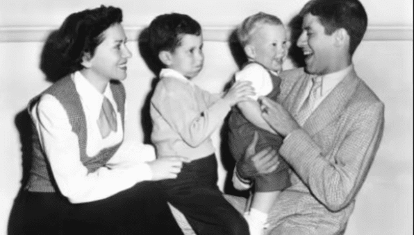 Jerry Lewis, seine erste Frau Patti Palmer und zwei ihrer Söhne | Quelle: YouTube/Sussex Daily News Ver.2