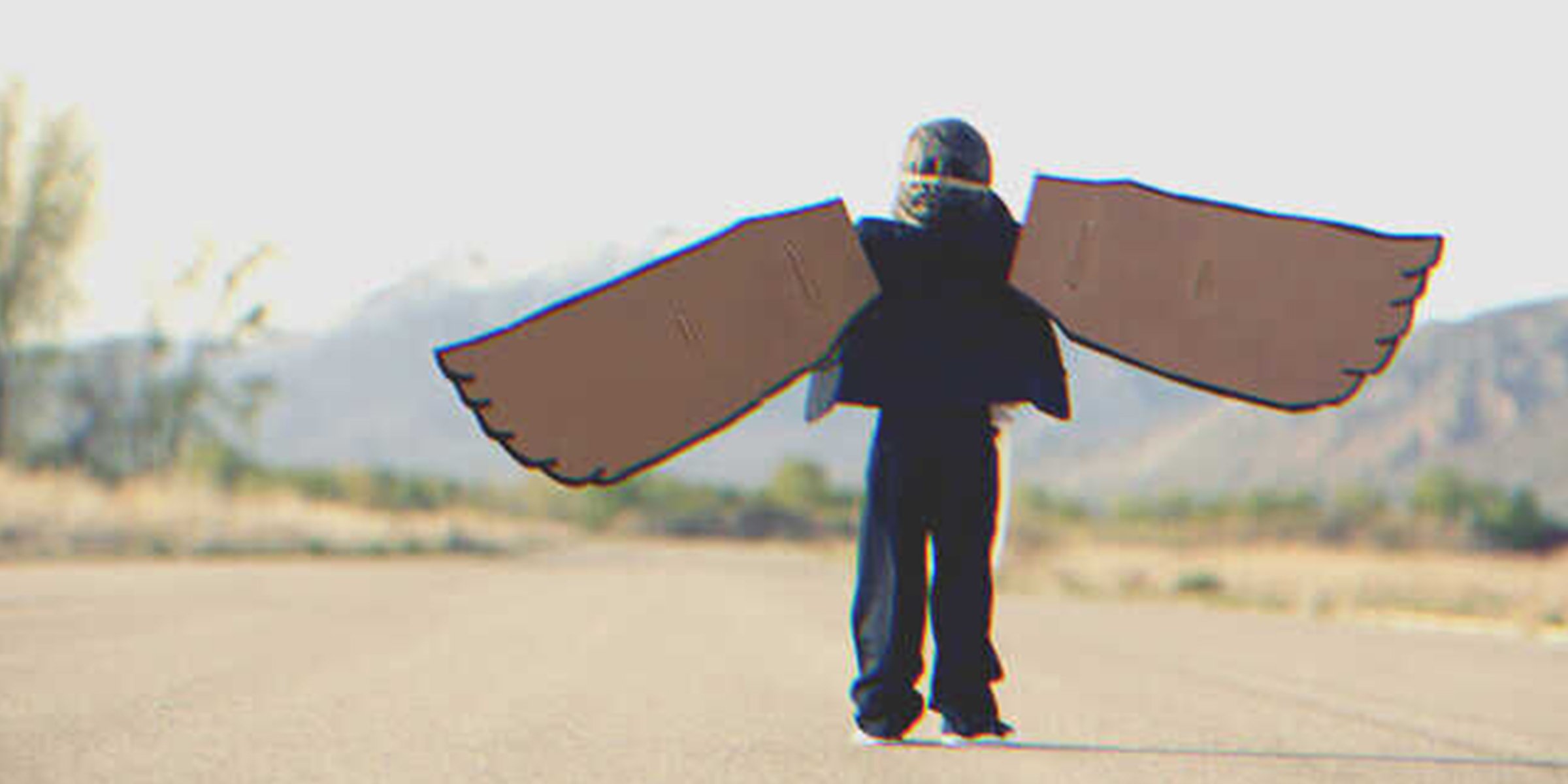 Kind mit selbstgebastelten Flügeln | Quelle: Shutterstock