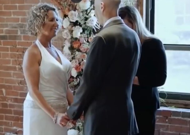 Peter and Lisa Marshal at their vow renewal ceremony in Connecticut. | Source: YouTube/NBC New York
