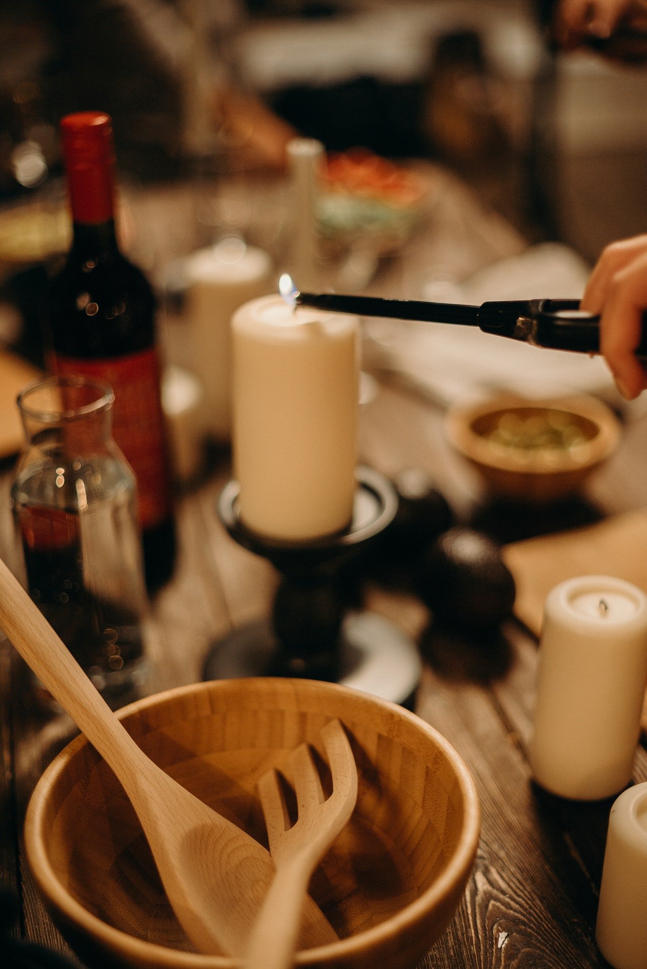 Una mesa con vino y unas velas. | Foto: Pexels