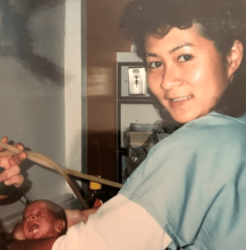 Vilma Wong con el bebé Brandon Seminatore. | Foto: YouTube/CBS Mornings