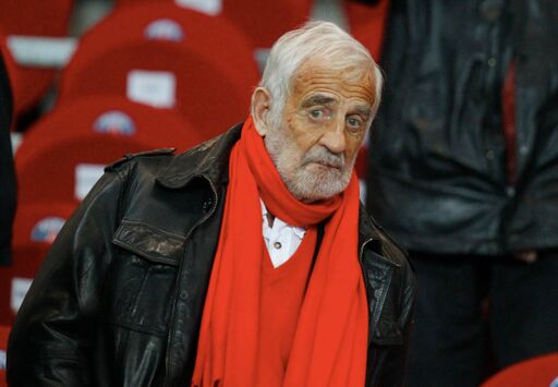 Jean-Paul Belmondo avec un foulard rouge. | Photo : Getty Images