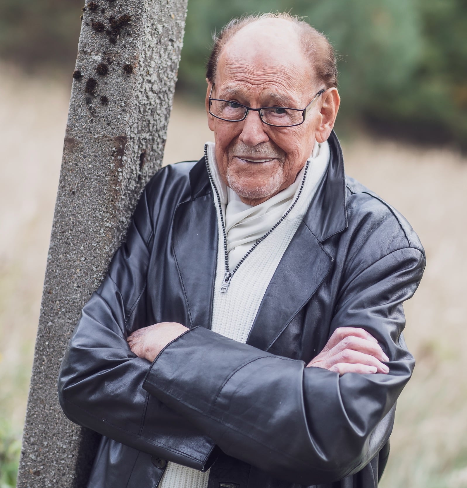 Herbert Köfer draußen in einer Lederjacke. | Quelle: facebook.com/offiziellherbertkoefer