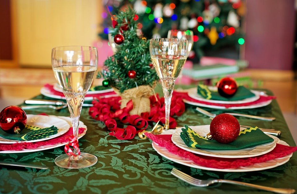 Mesa dispuesta para la cena de Navidad. | Foto: Pixabay