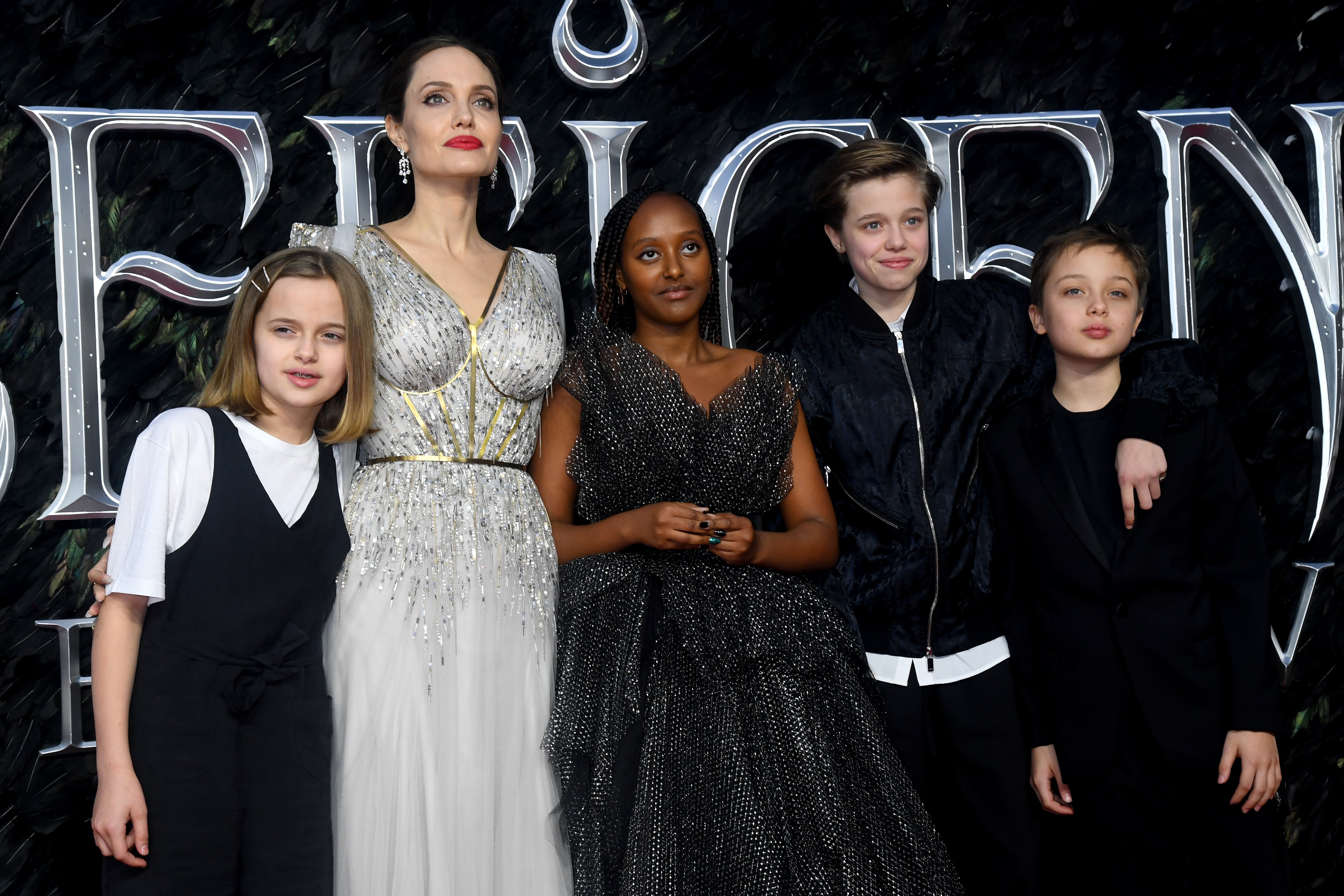 Vivienne, Angelina Jolie, Zahara Marley, Shiloh Nouvel y Knox asisten al estreno europeo de "Maléfica: Maestra del mal" en Odeon IMAX Waterloo el 09 de octubre de 2019. | Foto: Getty Images