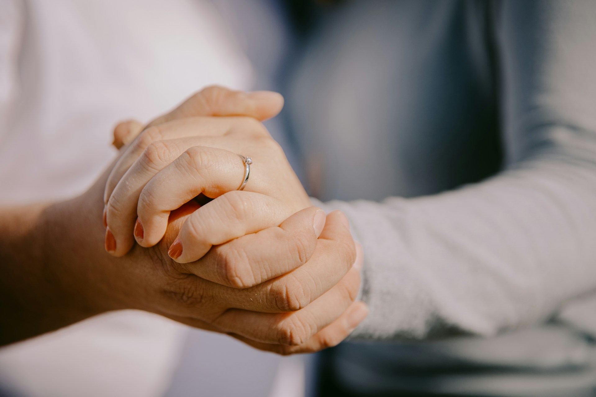 A couple holding hands | Source: Unsplash