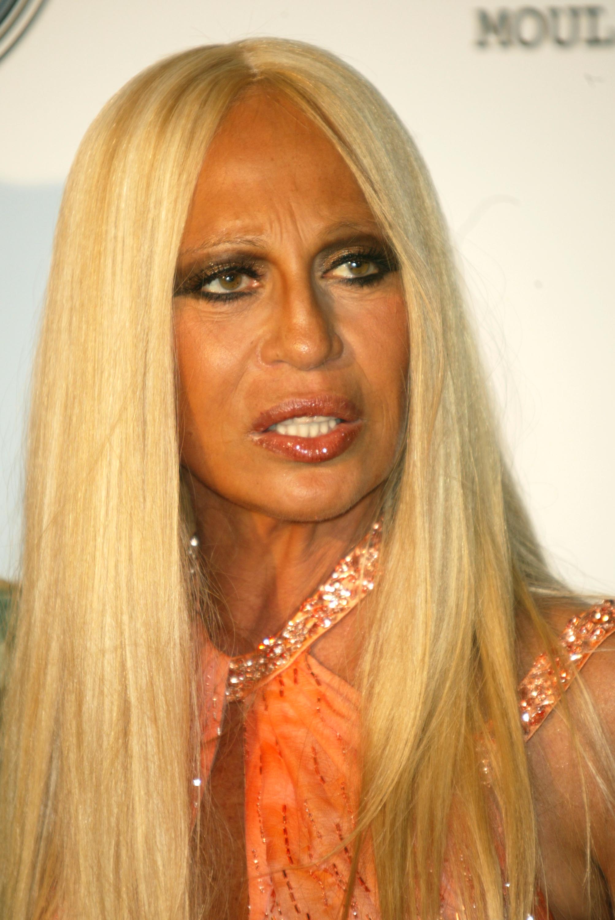 Donatella Versace arrives at "Cinema Against AIDS" on May 20, 2004, in Cannes, France. | Source: Getty Images