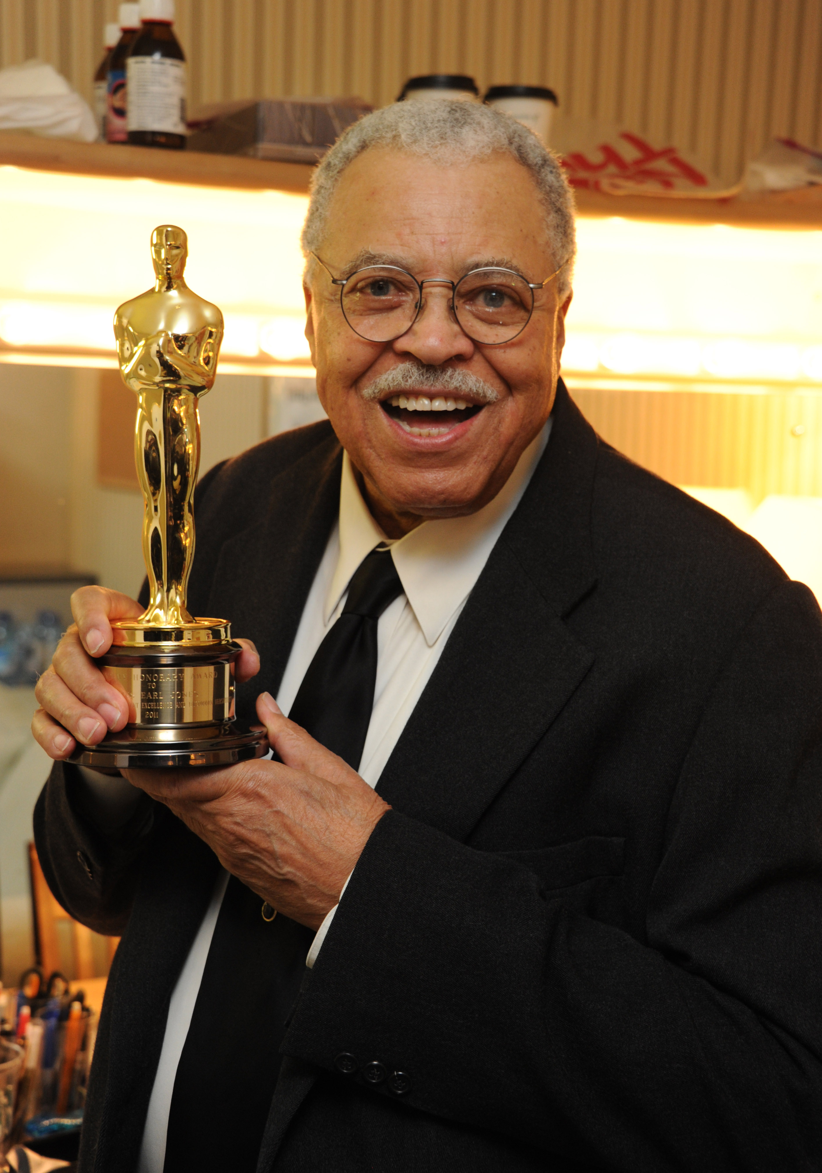 ames Earl Jones poses with his "Lifetime achievement" Oscar on November 12, 2011, at the Garrick Theatre in London, England. | Source: Getty Images