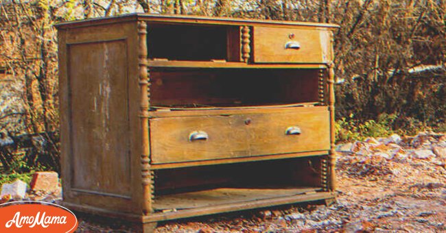 Mujer pobre compra mueble roto en el mercado y encuentra un sobre viejo ...