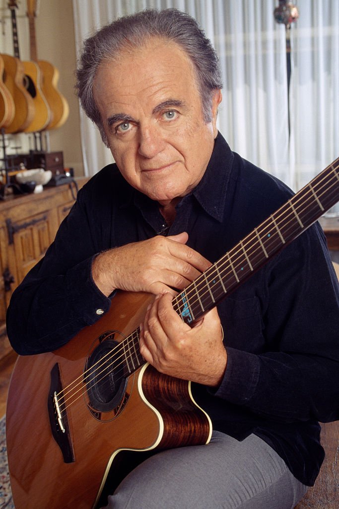 Le chanteur français Guy Beart dans sa maison à Paris. | Photo : Getty Images