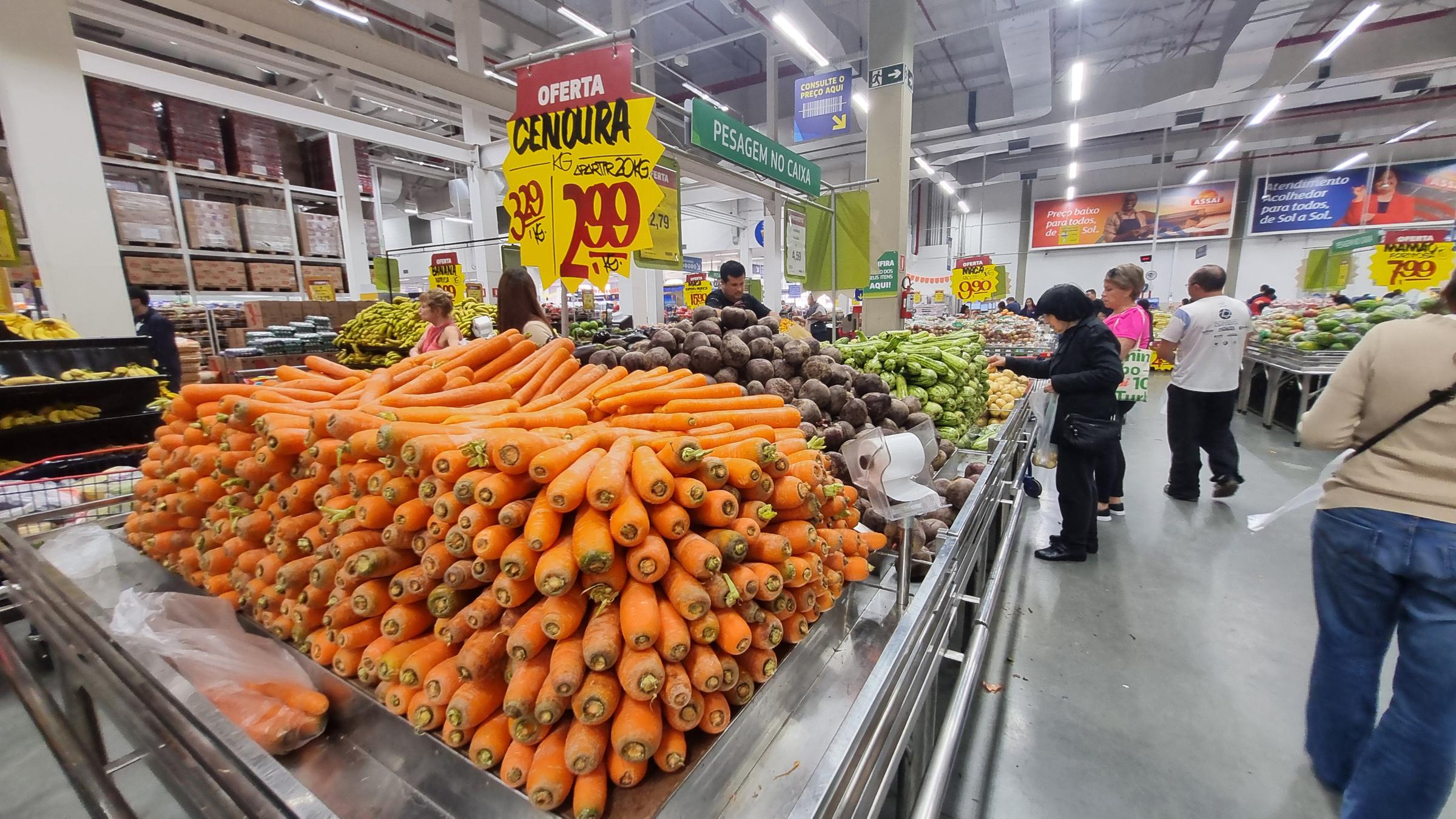 Carrots and other vegetables for sale in a store | Source: Getty Images