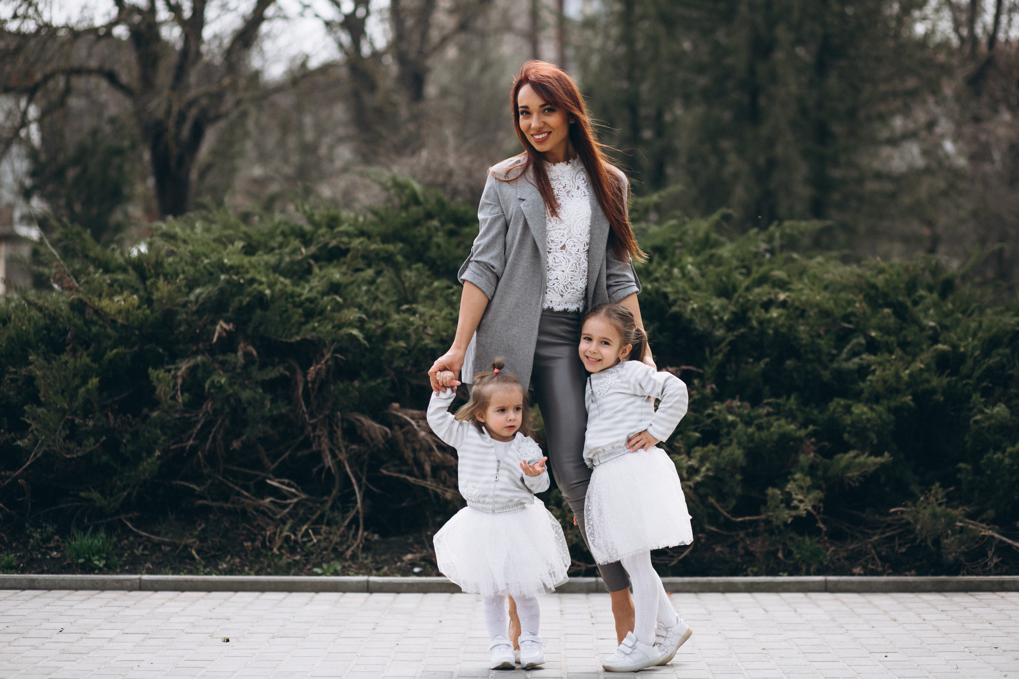A woman and her two daughters | Source: freepik.com/senivpetro